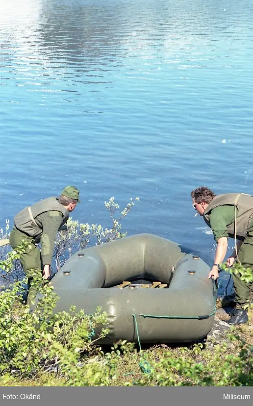 Sjösättning av gummibåt inför fiske.