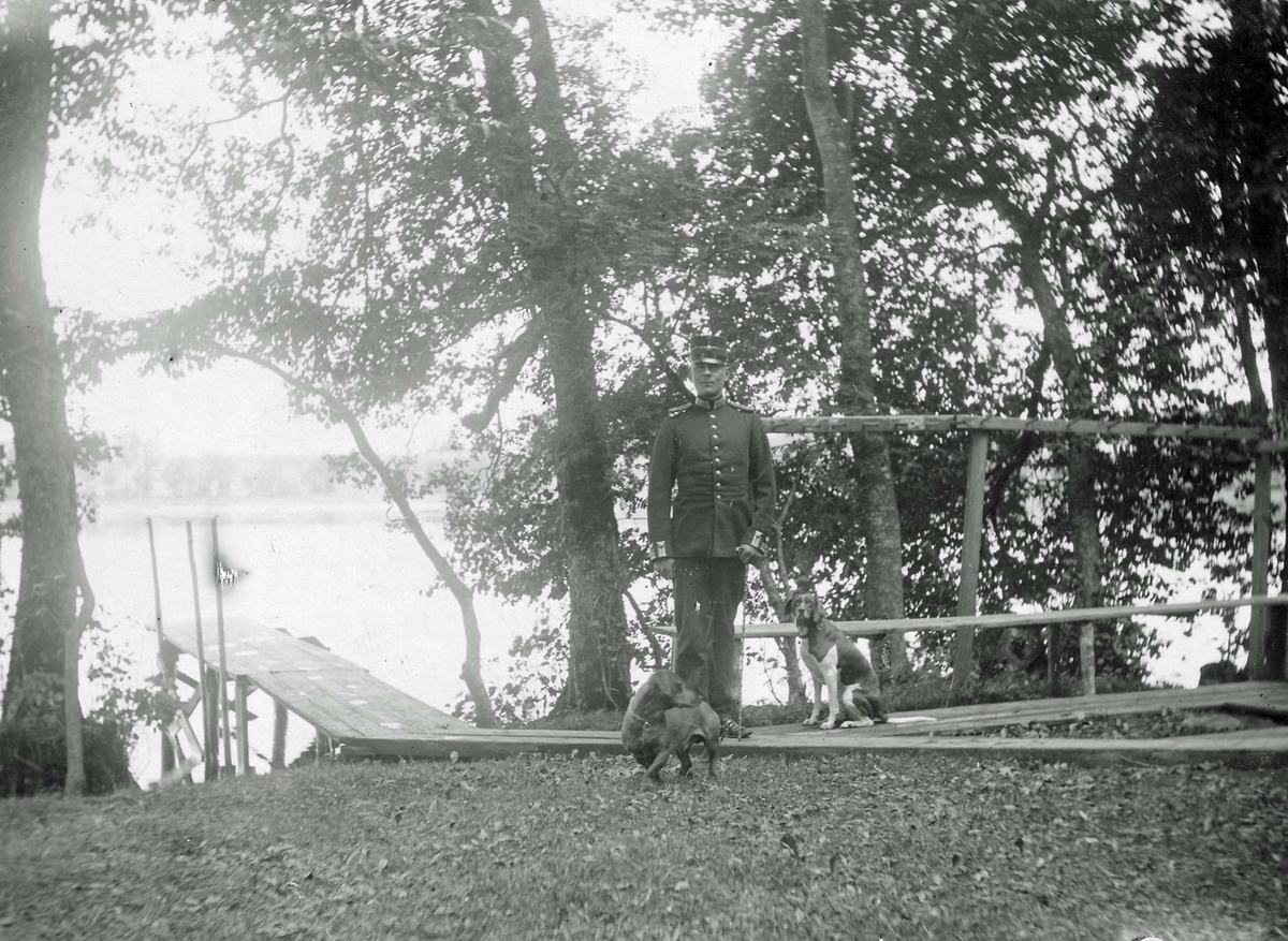 Löjtnanten vid Skaraborgs regemente Arthur Hagvall vid badbryggan vid husgärdessjön vid Axevalla hed 1904.