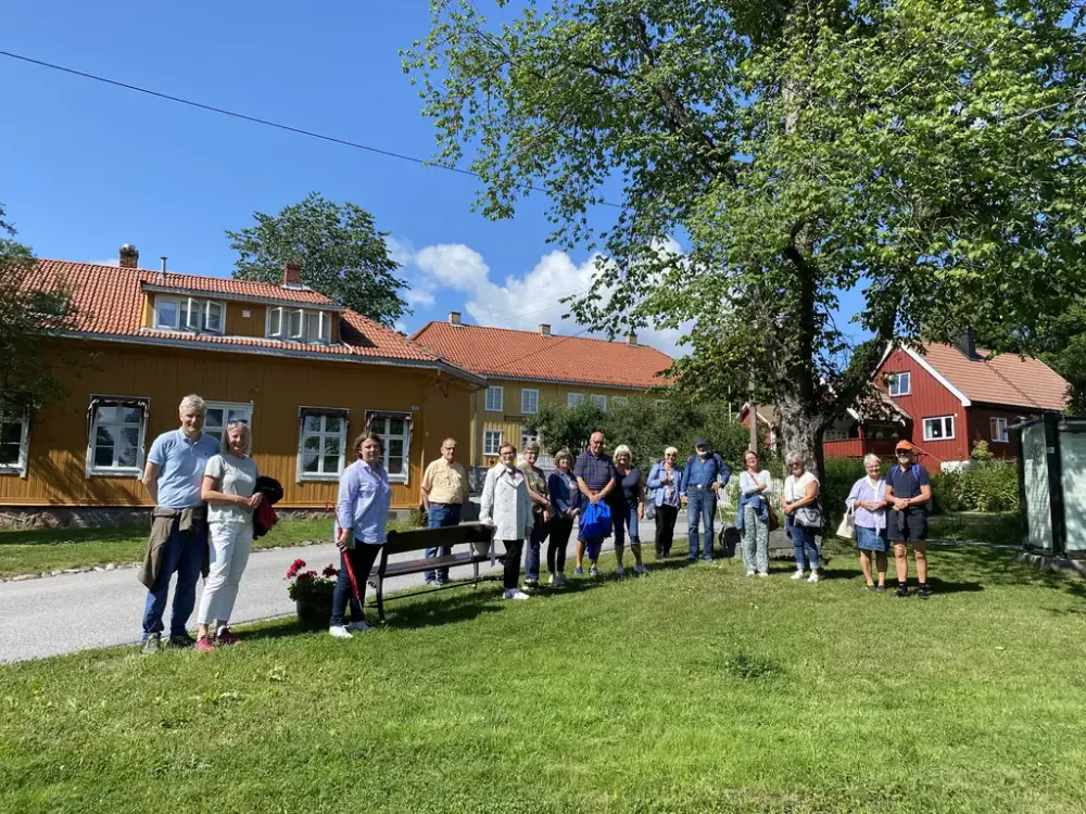 En gruppe mennesker står vendt mot kamera under en omvisning