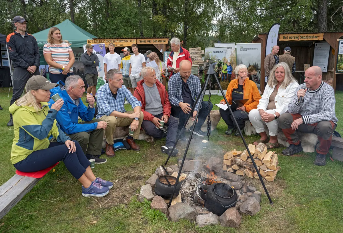 Bålprat på skogbrukstunet ledet av Kari Toft under de nordiske jakt- og fiskedager 2024, som ble arrangert for 60. gang i perioden 8-11 august på Anno Norsk skogmuseum på Elverum, Innlandet. Ferskvann og samfunnsikkerhet var tema rundt bålet. Anledningen var Anno Norsk skogmuseums store nysatsing «Ferskvann – de dyrebare dråpene». Involverte i debatten var fra venstre Helene Nygaardsvik Ruud (adm. dir  Det norske Skogselskap), Gudmund Nordtun (adm. dir Glommen Mjøsen Skog), Vassdrags- og energidirektør Kjetil Lund ( Norges vassdrags- og energidirektorat, NVE), Knut Storberget (statsforvalter Innlandet), Trygve Slagsvold Vedum (finansminister), journalist og debattleder Kari Toft, Lillian Skjærvik (ordfører  Elverum kommune) og Thomas Breen (fylkesordfører Innlandet). Bak Skjærvik sto administrerende direktør i Anno museum, Sven Inge Sunde.