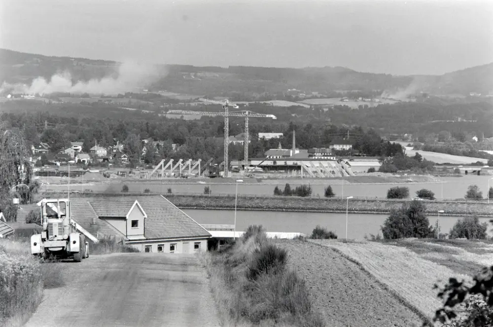 Byggingen av Hamar Olympiahall, Vikingskipet, sett fra Bekkelaget.