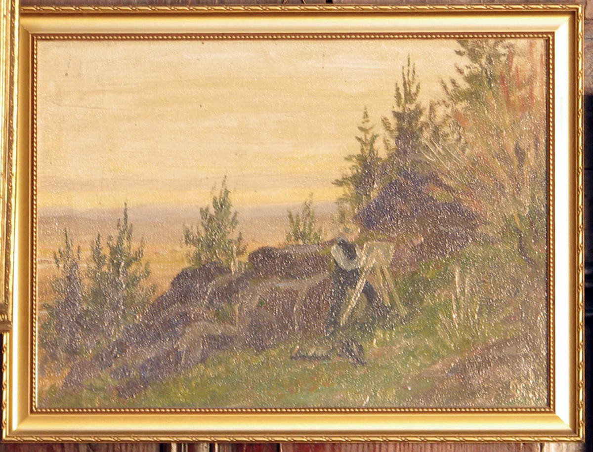 Landskap; gressbakke m. maler, staffeli; bergrabber, trær; vid utsikt tilv., gulig himmel 