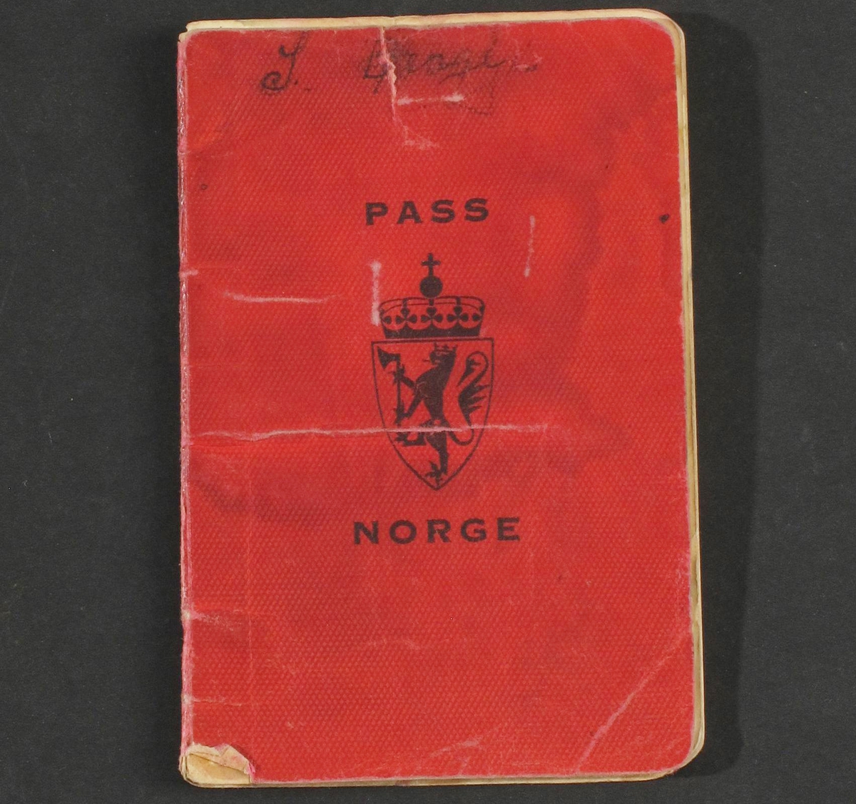 Reisepass, for Inge Berge  1945. Rødt omslag.  15,5 x 10,2.  Norsk reisepass, utstedt i Arendal 1945..