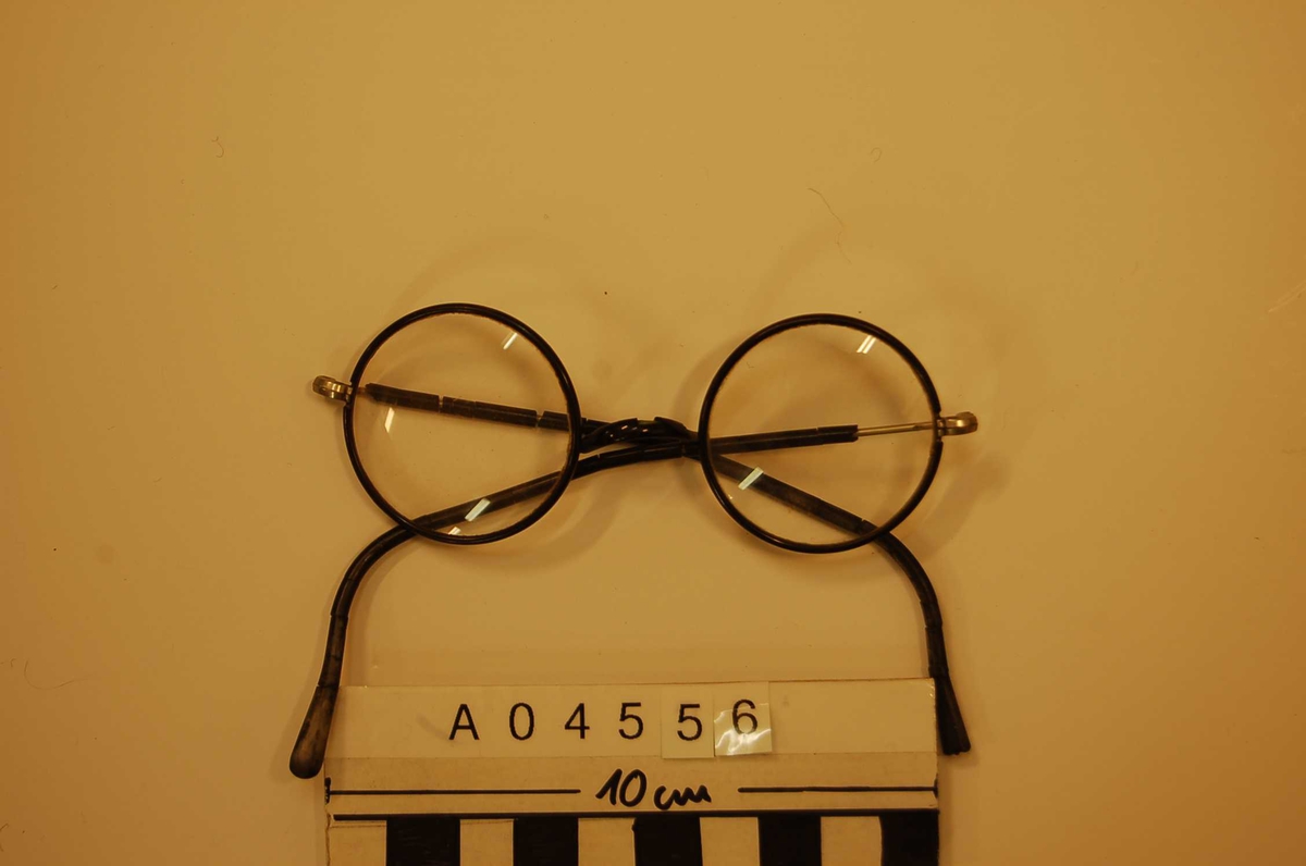 Runde, sorte, stålinnfattede briller
