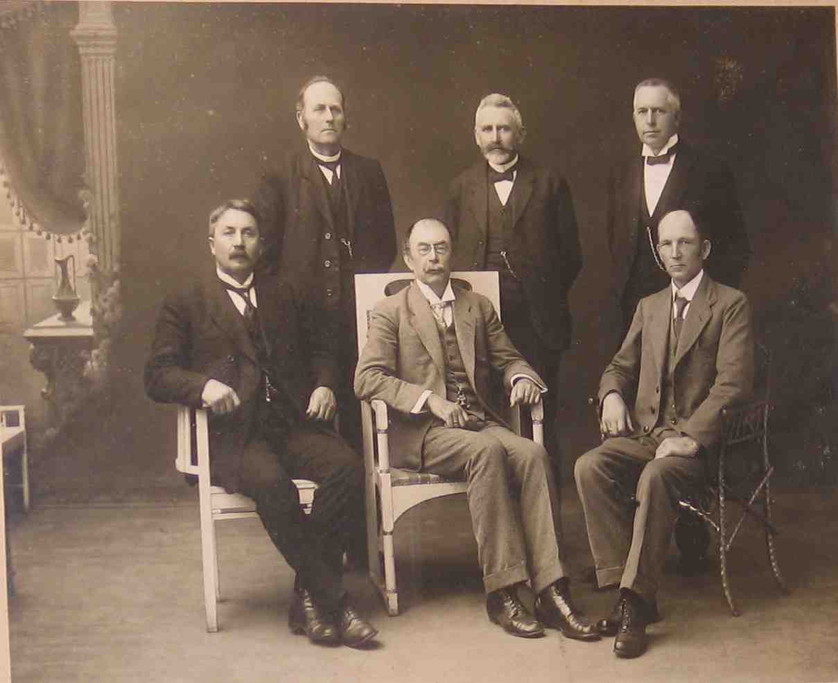 Gruppeportrett. Tre sittende og tre stående herrer, Aust Agder Fylkes elektrisitetskomite,  1919.  