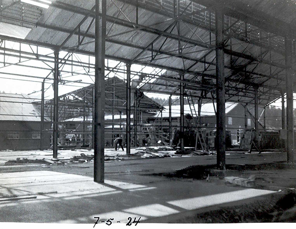 "07/05-1924" Nitriden. Stekeribygningen sett mot kaianlegget. Jernkonstruksjoner. Lagerbygning for ferdigprodukt til venstre og lagerbygning for bauxitt til høyre.