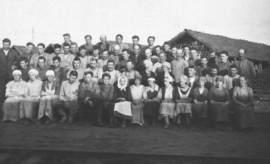 Arbeiderne v/Holstad teglverk før arb.konflikten ca 1927.