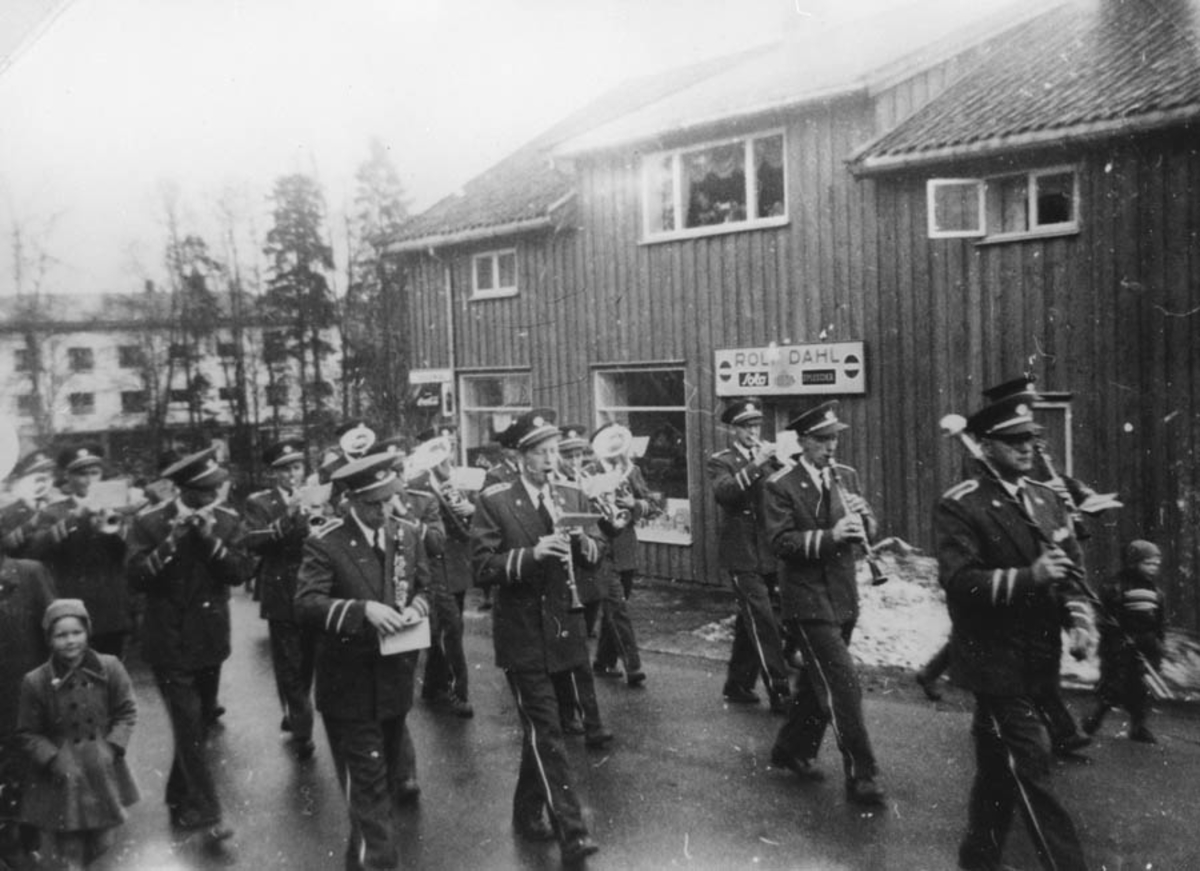 Ski ungdomskorps i sine nye uniformer 1.mai.