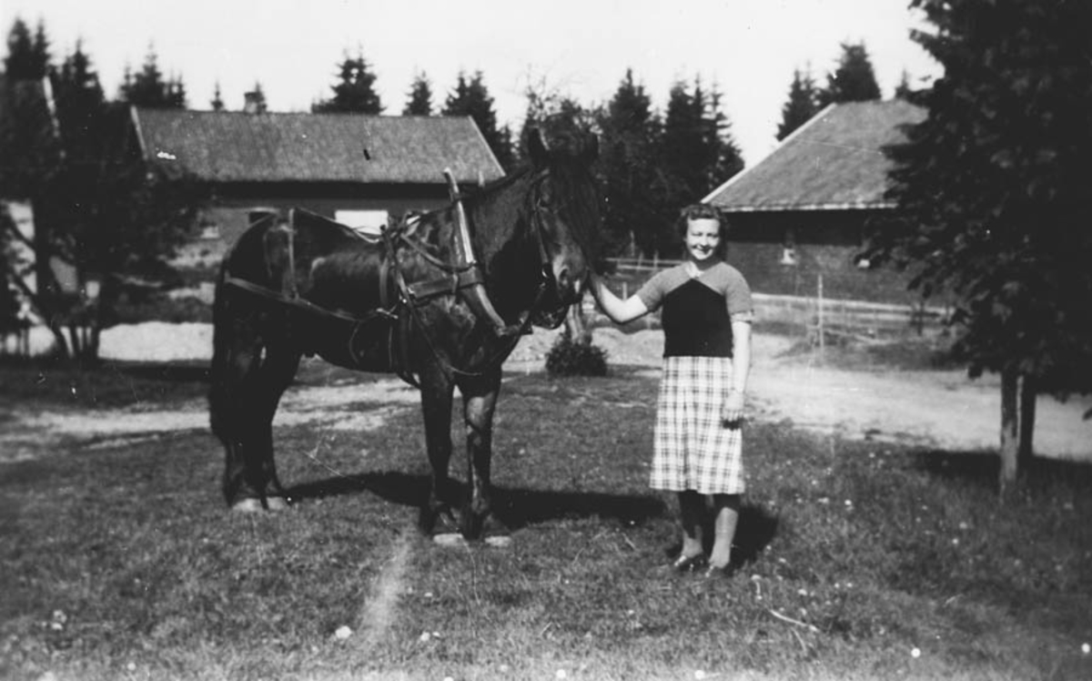 Olaug Ruud med hesten Brun.