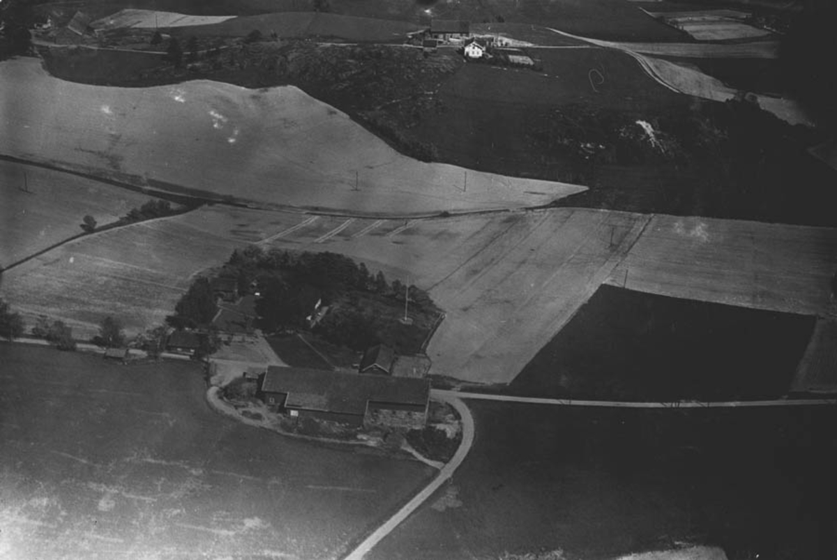 Flyfoto av Winsnes gård, fotografert før 1946 - da låven brant.