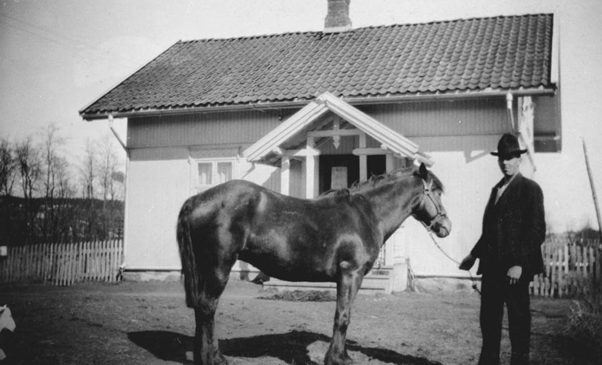 Ludvig Strandengen og hest foran det nye huset, (1911-1912)
