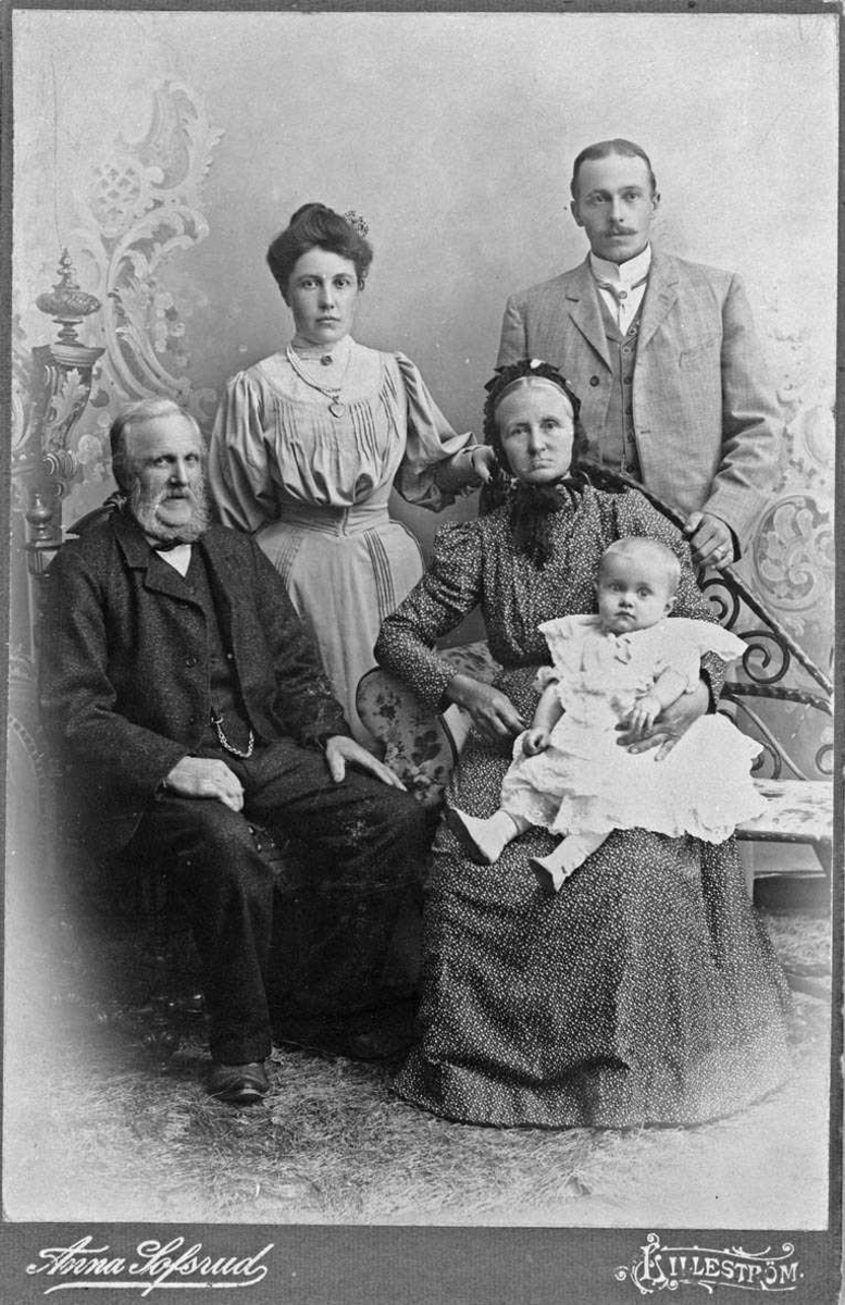 Studiofoto av Familien Fjellstad i 3 generasjoner.