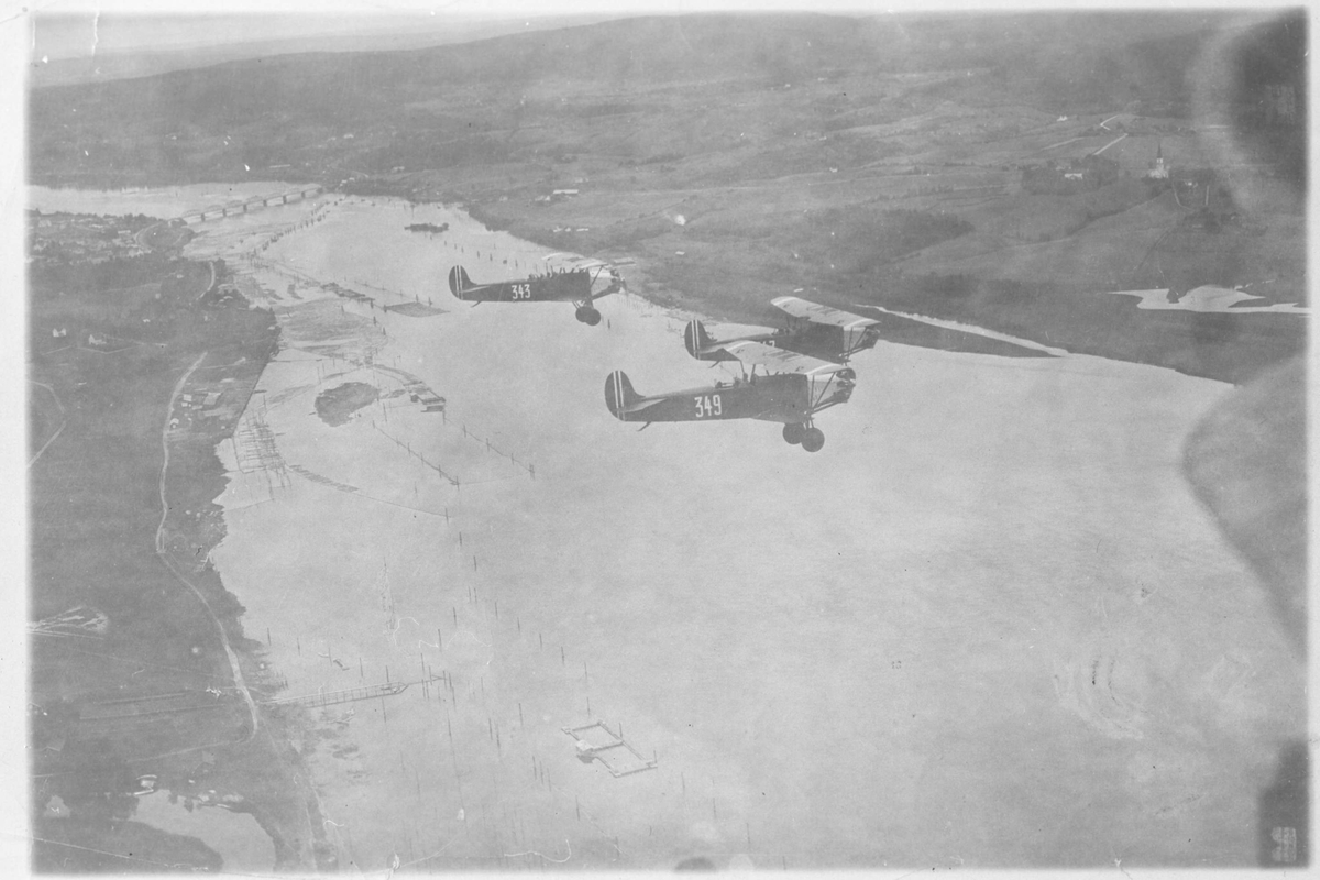 Tre fly i formasjon over Glomma. Bildet er tatt fra et 4. fly.