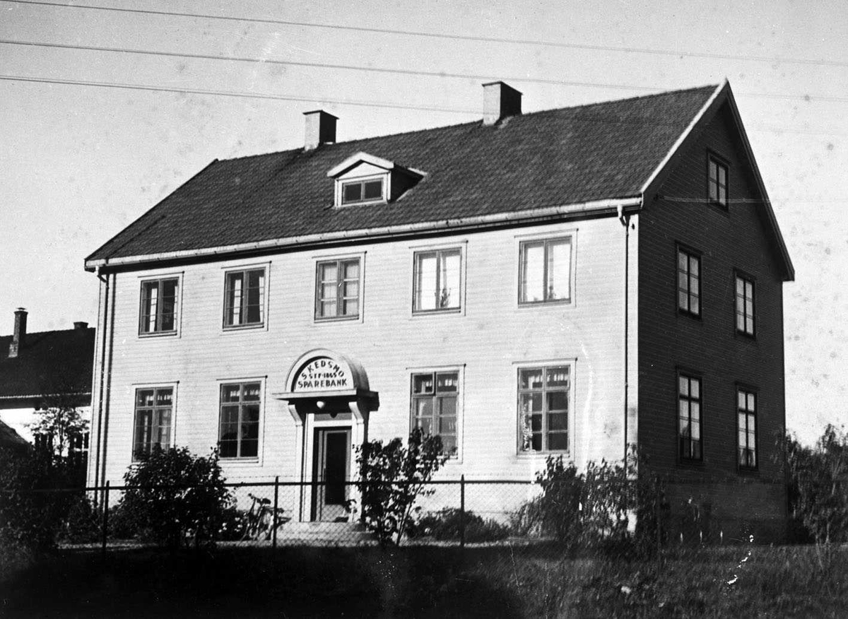 Skedsmo Sparebank, bankbygningen med Sten skole i bakgrunnen