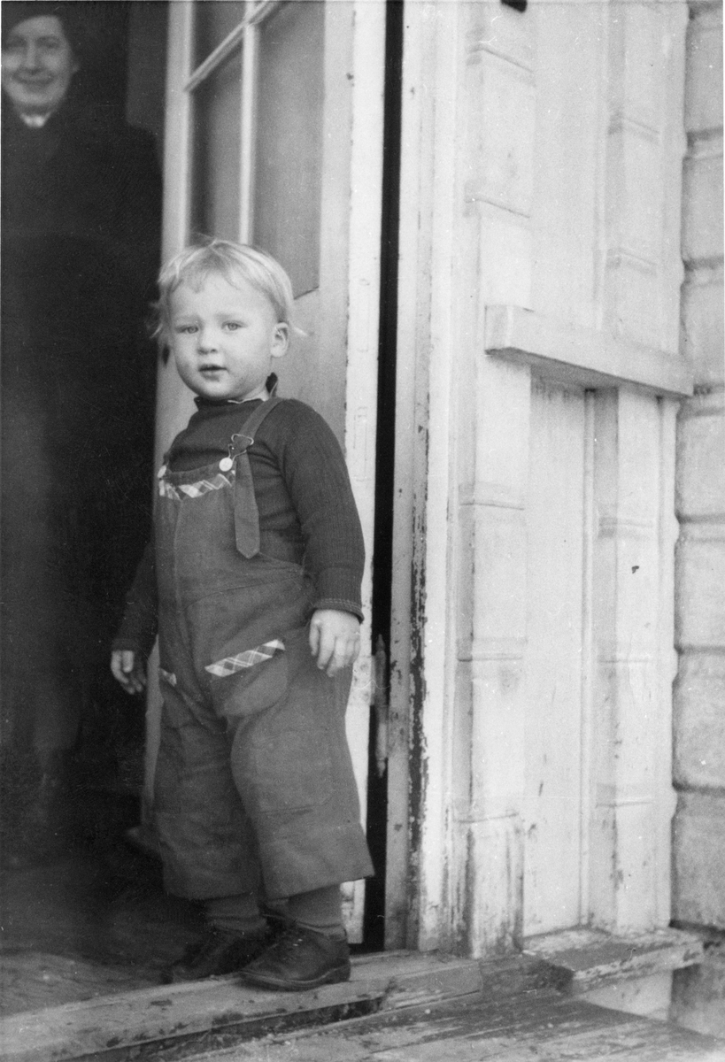 Egil Bingen som liten gutt ved det originale inngangspartiet. 1947. Helt til venstre skimtes antagelig Dagmar Olaussen.