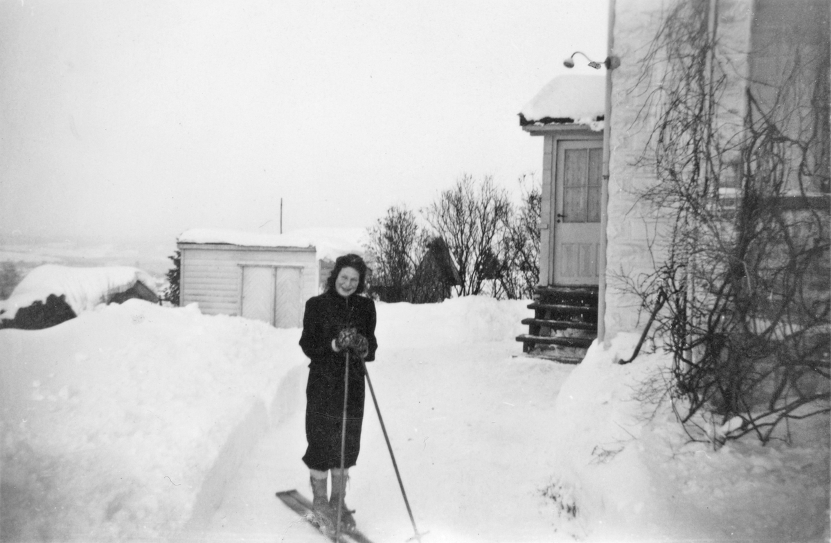 Aud Olaussen på ski utenfor bolig i Gml. Strømsveien 74.