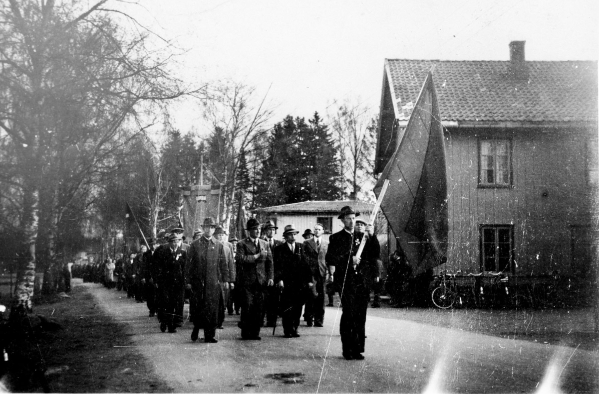 1. mai-toget 1946. Flaggbærer er Einar Lund.