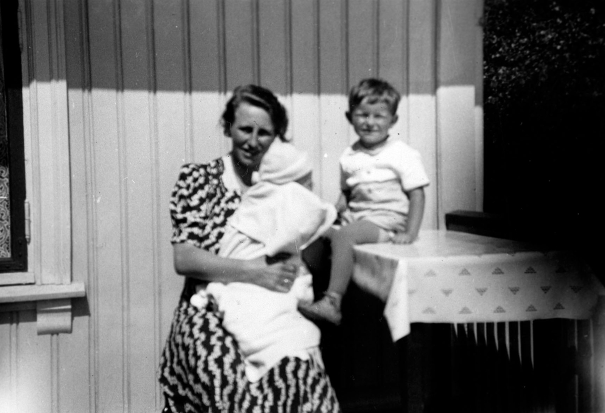 Mor og barn på verandaen på pensjonatet ved Gardernoen
