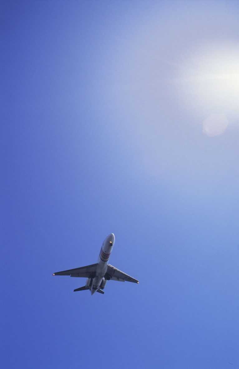 Fly mot blå himmel på Fornebu flyplass, siste dag før stenging av flyplassen. Variasjoner over samme tema.