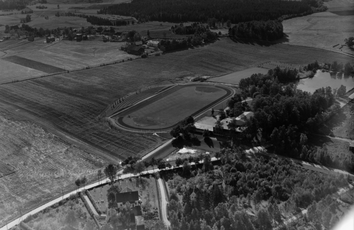 FRA UNIVERSITETSOMRÅDET PÅ ÅS. STUDENTSAMFUNNET MED STOREBRAND STADION (1948) OG LILLEBRAND TIL HØYRE.