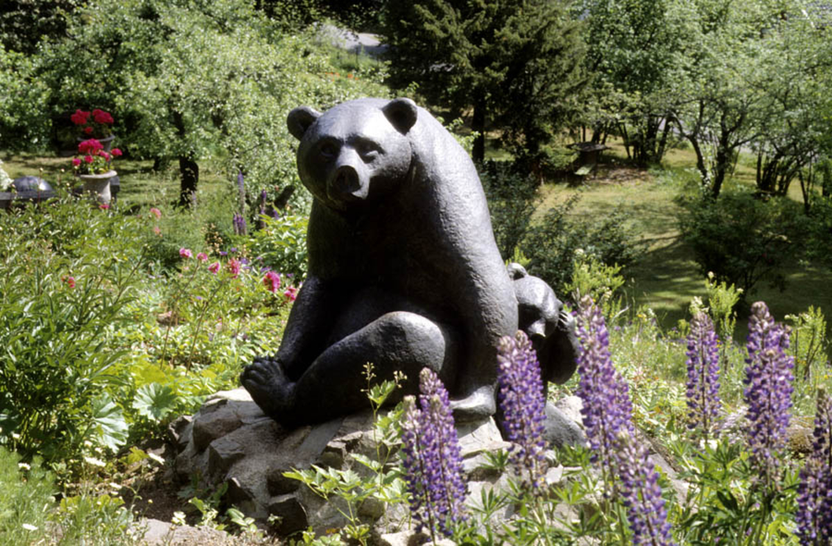 Asker Museum, forsommeren 1996. Skulptur av bjørn med barn, laget av Anne Grimdalen, hagen på Asker museum.  