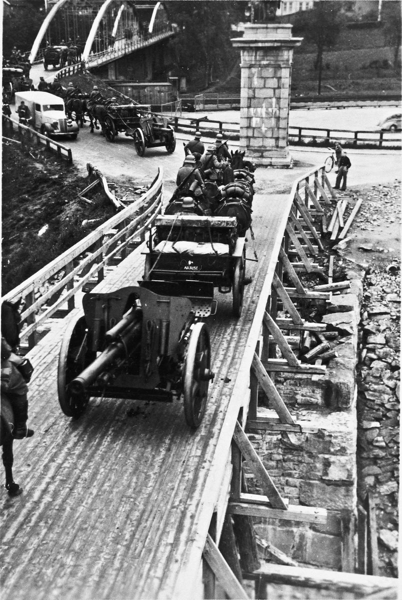 Tyske soldater på vei over Sundbrua. 