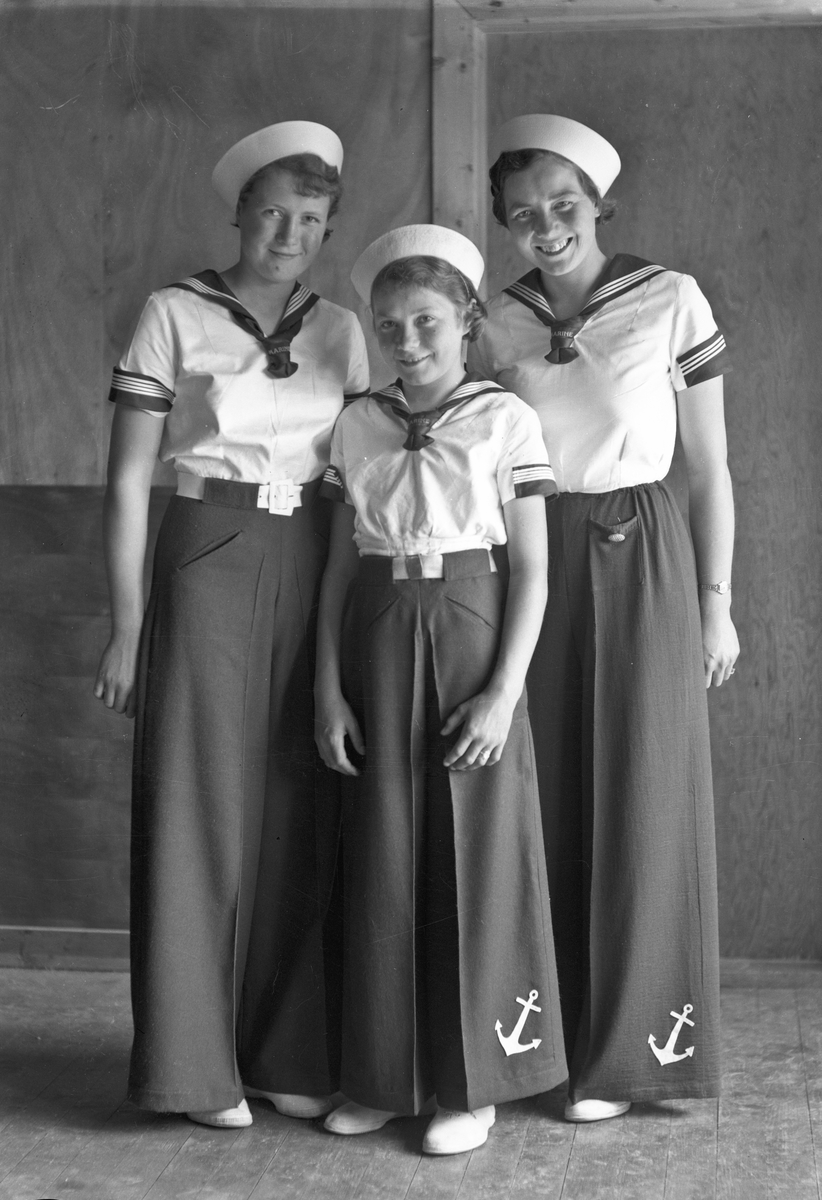 3 jenter i matros"dress".