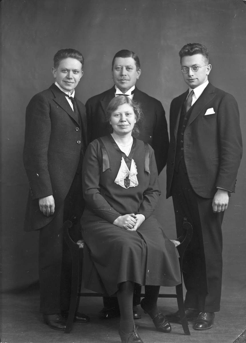 De 2 i midten er Ingeborg og Olaf Hilde (søsken).