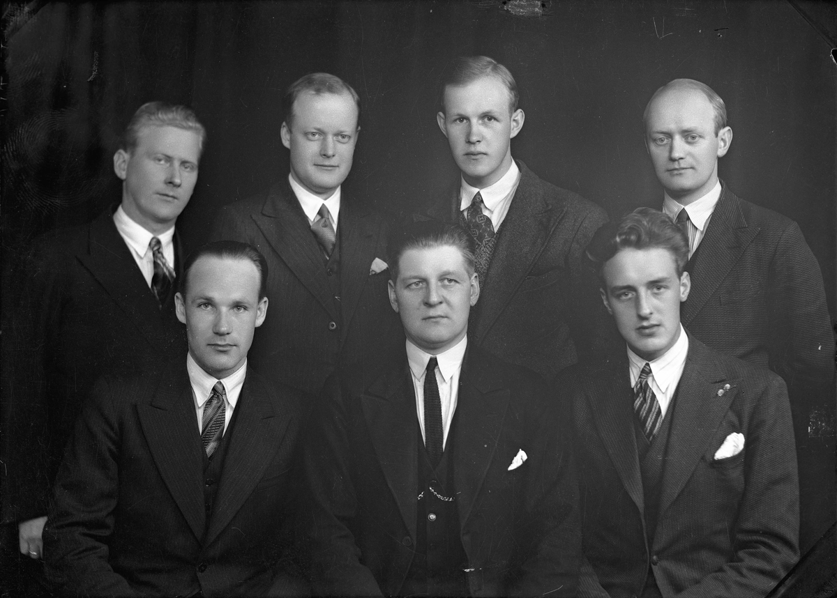 Styret i Eidsvoll Turn i 1935. 1. rekke fra venstre: Birger Askheim (kasserer), Karl G Kinn (formann) og Alf Røvang (sekretær).
Rekke bak: Louis Sletta (skigruppa), Kjell Høyer, Olaf Karlsen (friidrettsgruppa), tannlege Sverre Njå (Fotballgruppa).