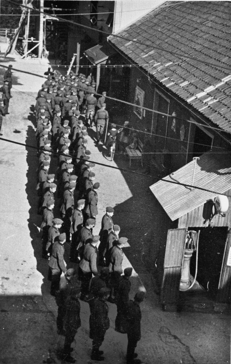 Tyske soldater i ”ordnet kø” utenfor Panorama kino i Sundet.