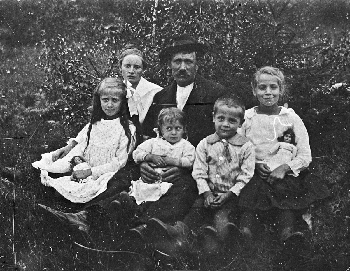 Familie fra Storbråten, Gullverket. 1910-20.
Olaf Halvorsen med noen av sine barn. 
Foran fra v.: Elida (gift Kristiansen), Tora (gift Finbråten) og Håvard Halvorsen. 
Bak: Minnie (gift Lesja), Olaf og Klara (gift Holm).