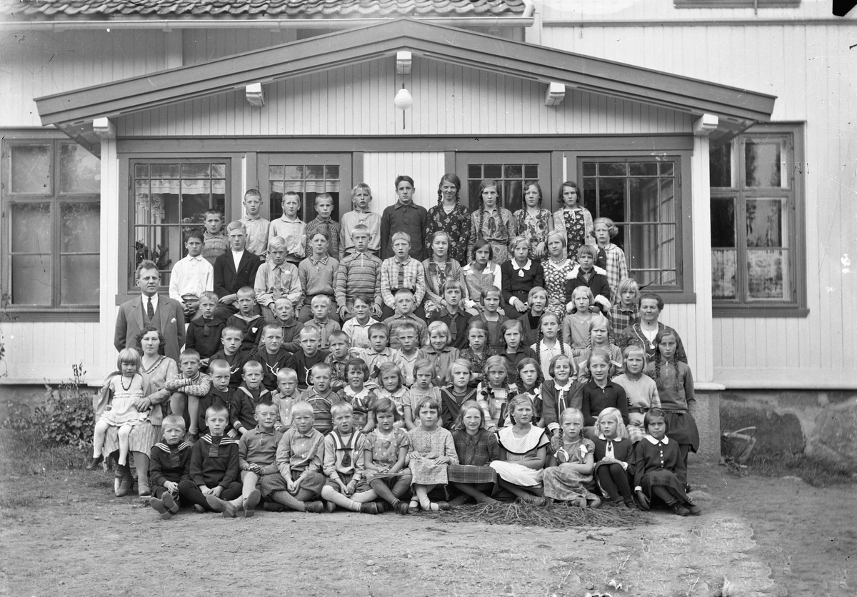 Skoleklasse ved Strømmen skole i Hurdal. Lærer Ivar Rognstad stående på venstre side. Hans kone Tora - ordfører i Hurdal - sitter foran ham med datter på fanget. Lærer Hege Holten står helt til høyre på bildet.