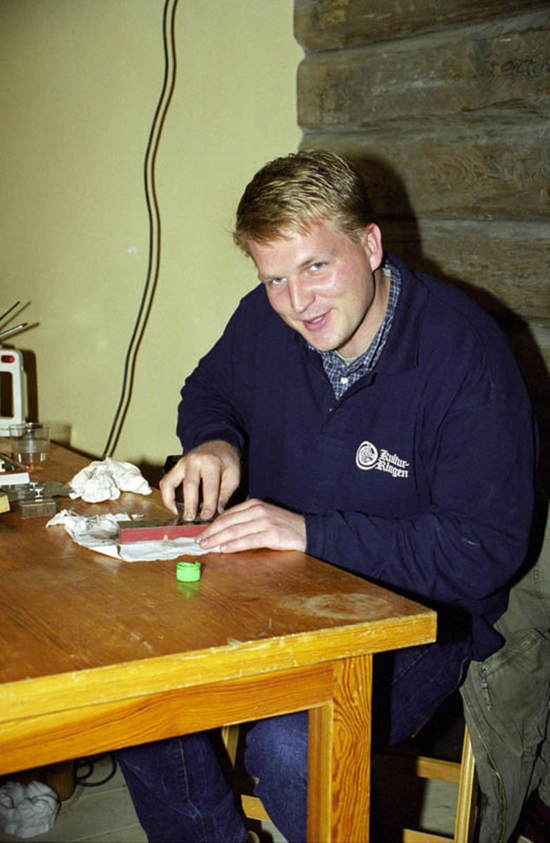 Håndverkeruke med Kulturringen på Follo museum, sept `98. Møbelsnekker/restaurerer lærling Anders S. Johnsen i arbeid.