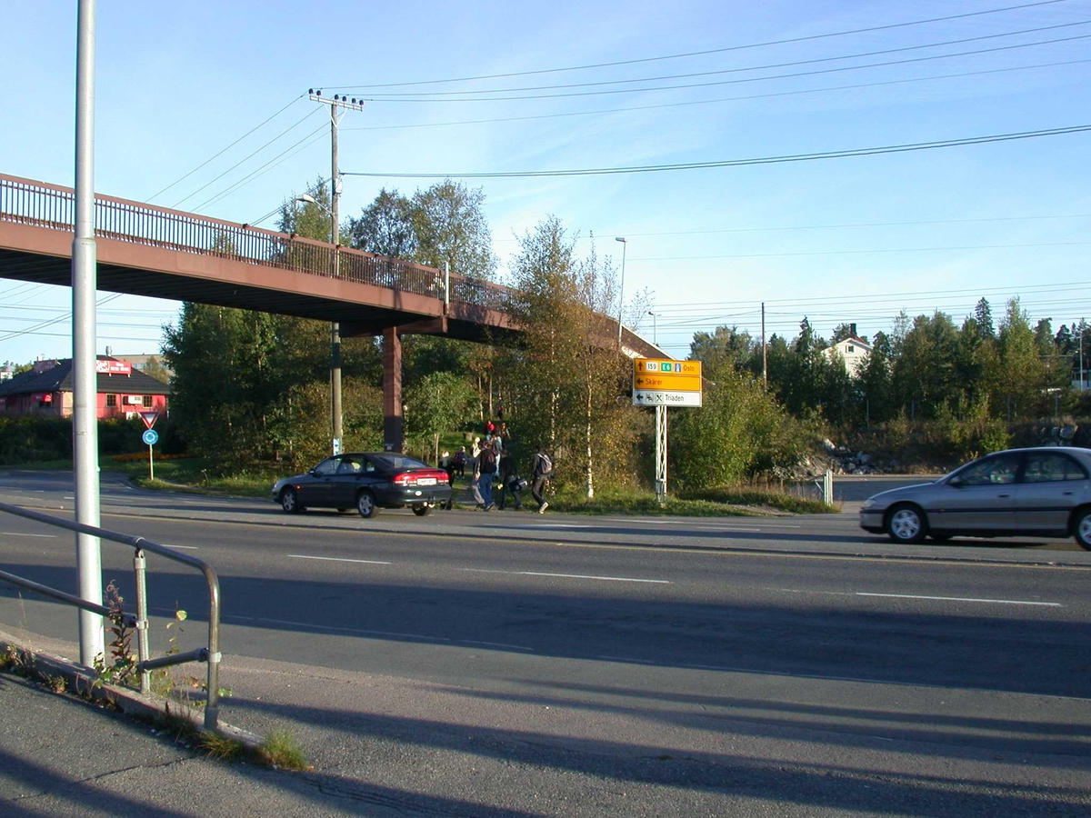 Bussholdeplass under gang- og sykkelbroen ved  Solheimskrysset. Tidlig på morgenen.
Fotovinkel: NV
