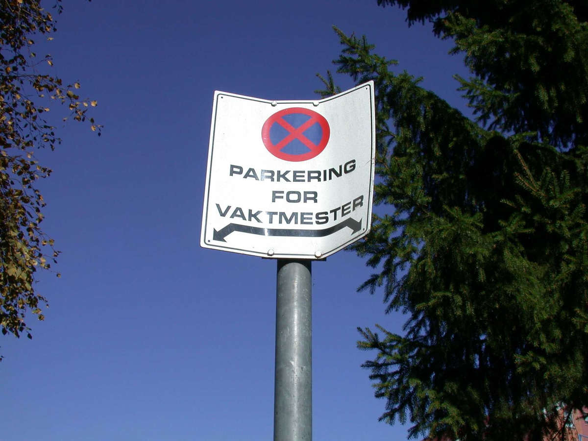 Parkeringsskilt i Sverres vei. All stans forbudt skilt med undertekst Parkering for vaktmester.
Fotovinkel: Ø