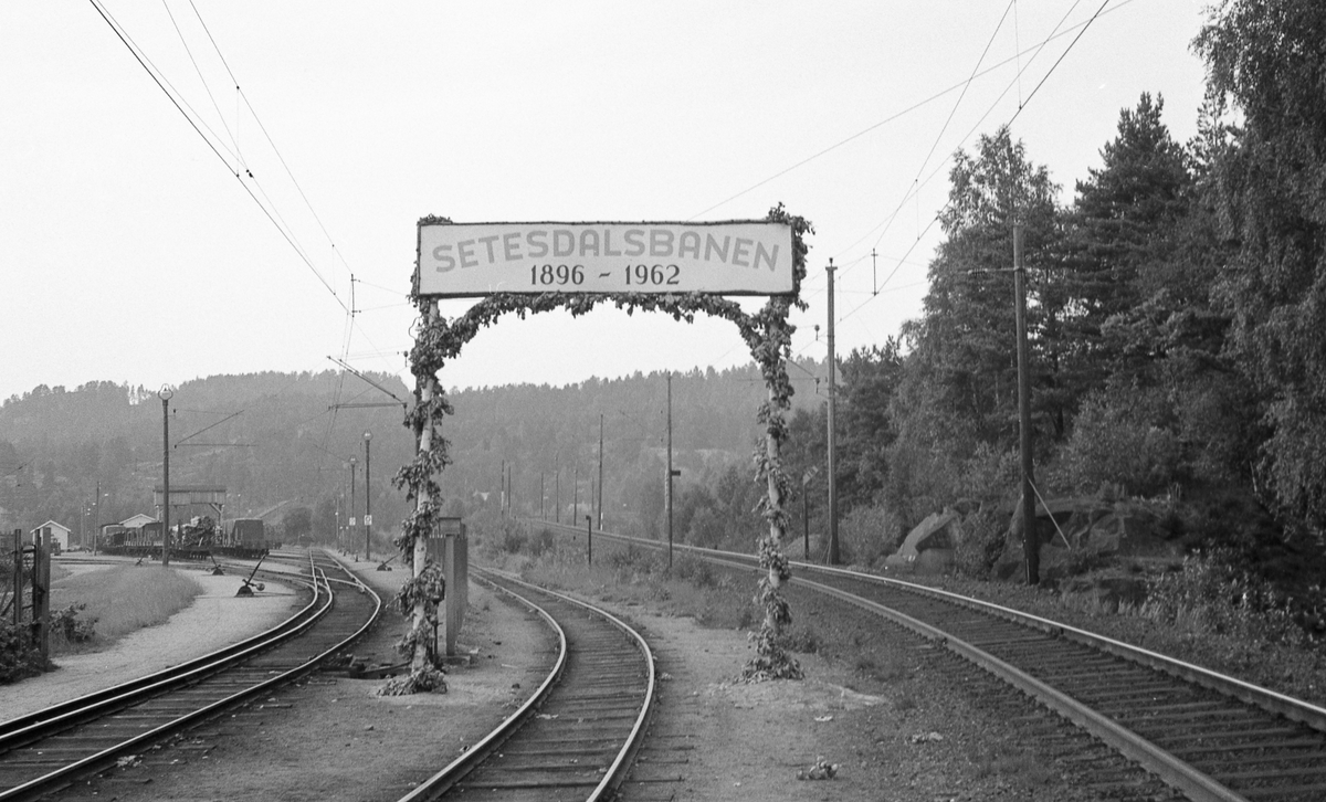 Portal i forbindelse med Setesdalsbanens nedleggelse. Fra Grovane stasjon. Sørlandsbanen til høyre, Setesdalsbanen til venstre.