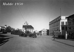 Gotfred Lies plass. Til ventre i Romsdalsgata, Haukebø & Rød