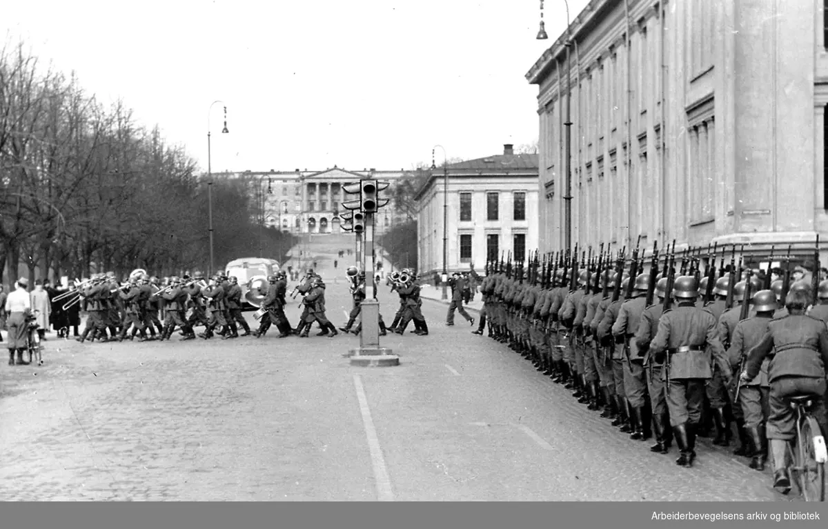 9. april 1940..Tyske tropper marsjerer opp Karl Johans gate ved Universitetet med hornmusikk i spissen.