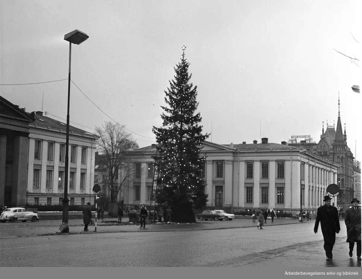Julegran på Universitetsplassen i Oslo, .november 1963.