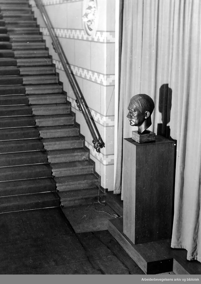 Nasjonal Samling - Byste av Adolf Hitler i Stortinget,.1941