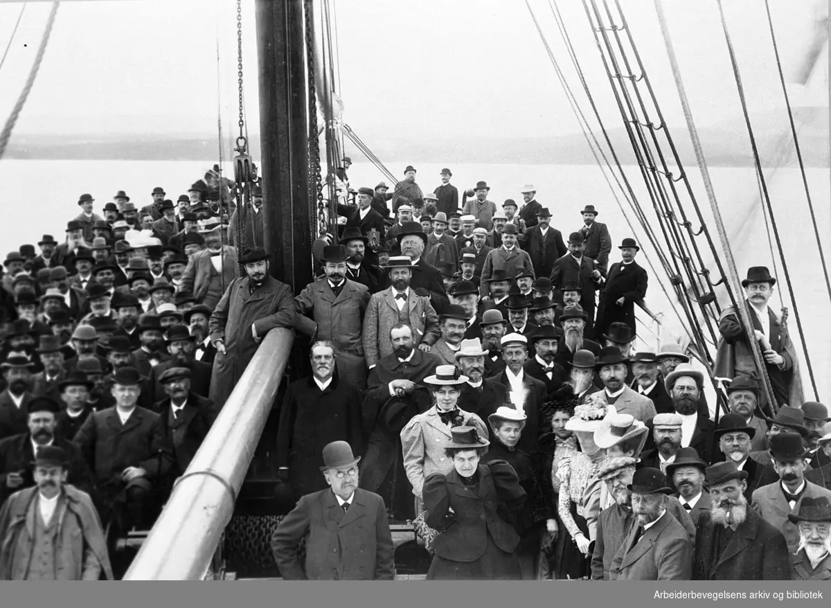 Deltakere i Nordisk Järnvägsmannasällskapets møte i Kristiania 1899 på fjordtur.