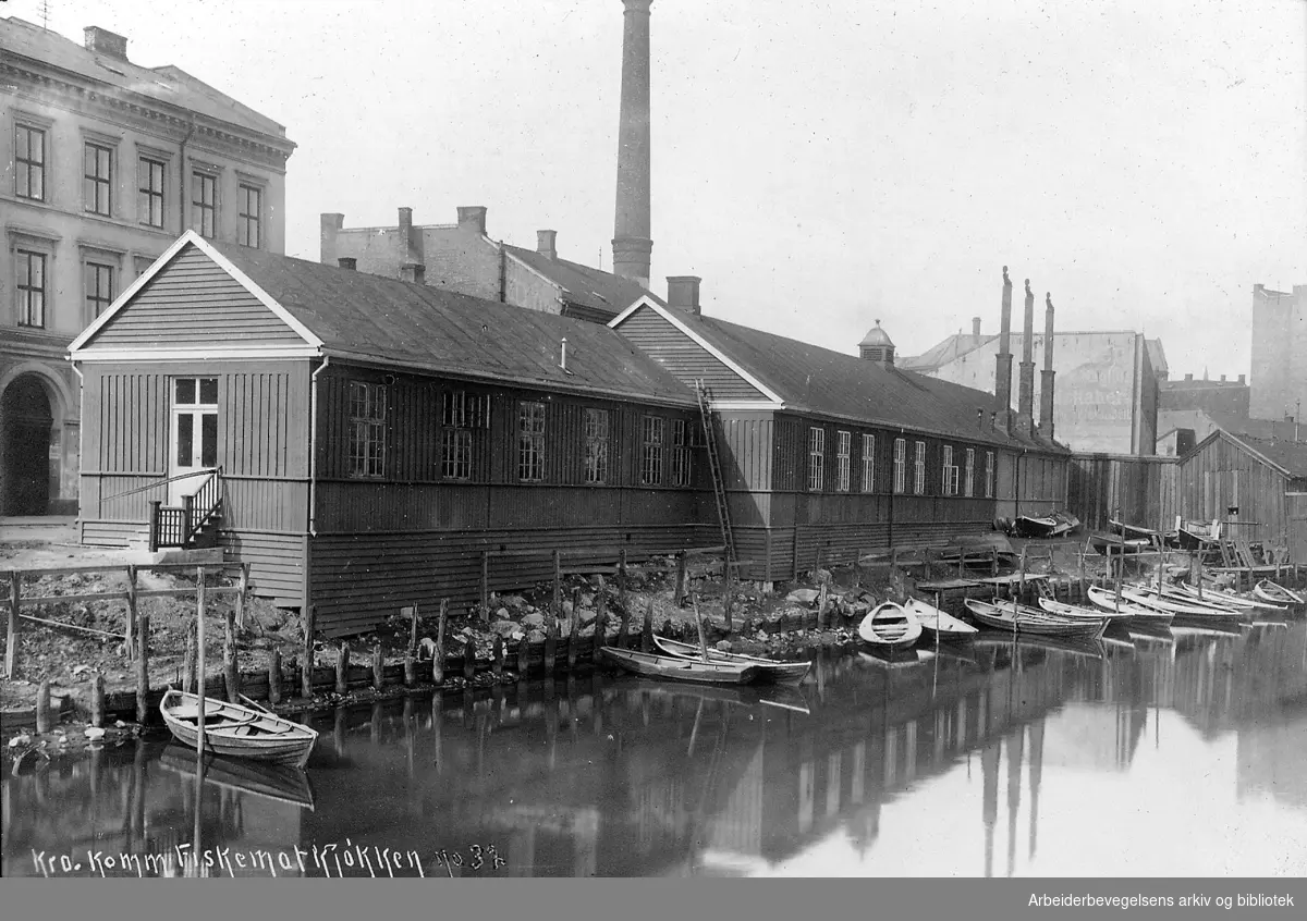 Kristiania kommunale provianteringsråds fiskematkjøkken i Elvegata, ved Akerselva,.1916-20