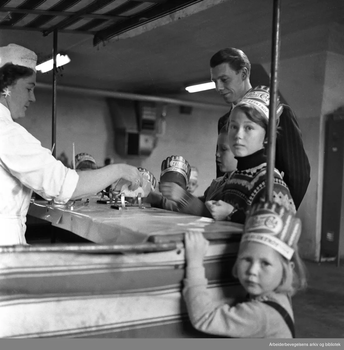 Familiebesøk på Tiedemans Tobakfabrik - fabrikkeier Johan H. Andresen sammen med barn av arbeiderne,.oktober 1958