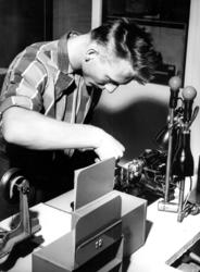 Lyspæreproduksjon ved Luma Norsk Glødelampefabrikk, .1959