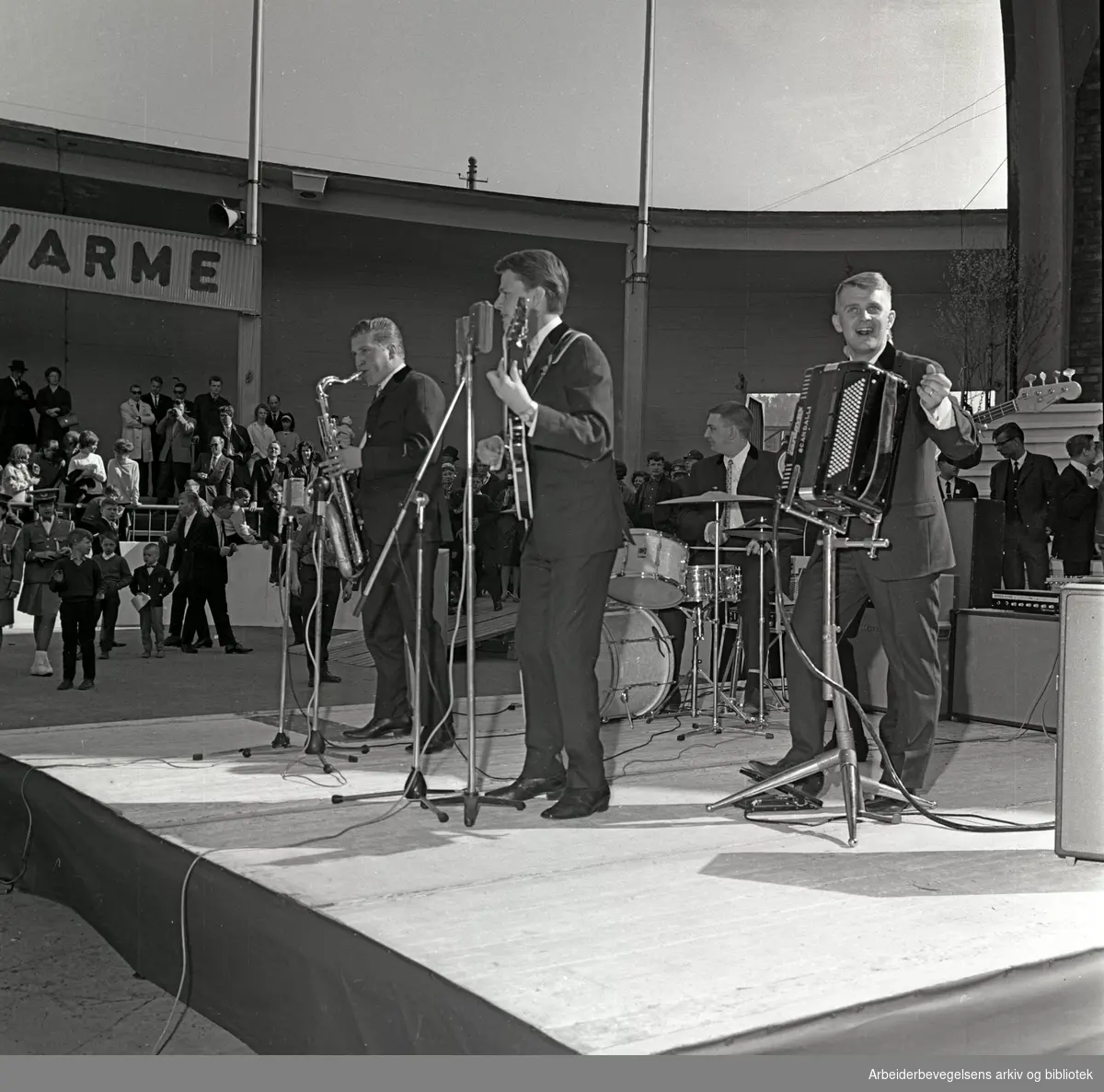 1. mai 1965 i Oslo.Framfylkingens arrangement på Jordal Amfi..Sven-Ingvars underholder.