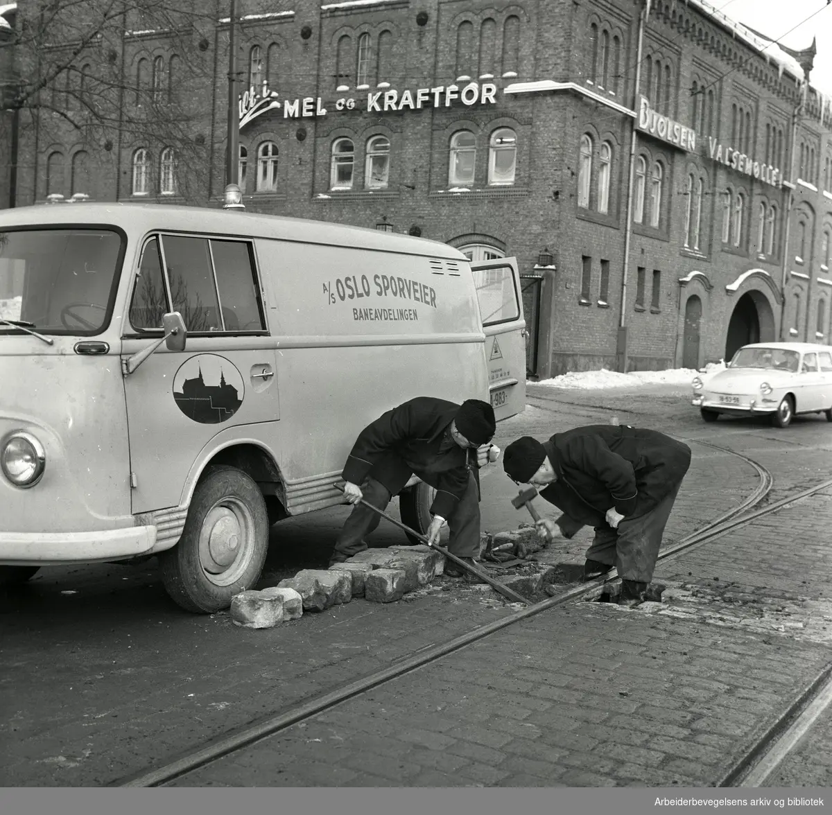 Sporveisarbeidere arbeider med pensen hvor sporet går inn til Bjølsen Valsemølle. 1966.