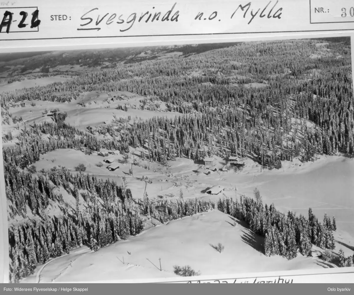 Svesgrinda (Svesgrenda?), bebyggelse ved nordenden av Svea. (Vinter) (Flyfoto)