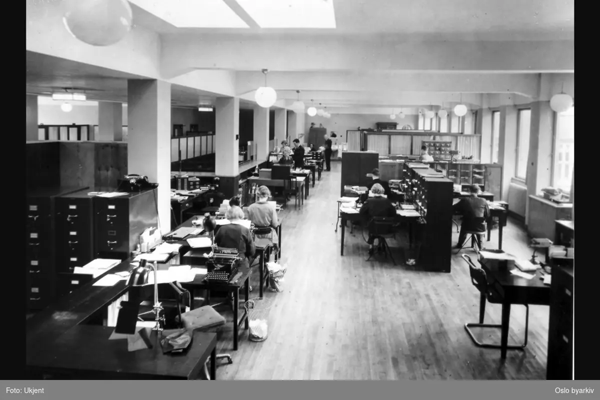 Arbeidsbord, kontorplasser, kontordamer. Dittenkompleksets nybygg 1933 (albumtittel)