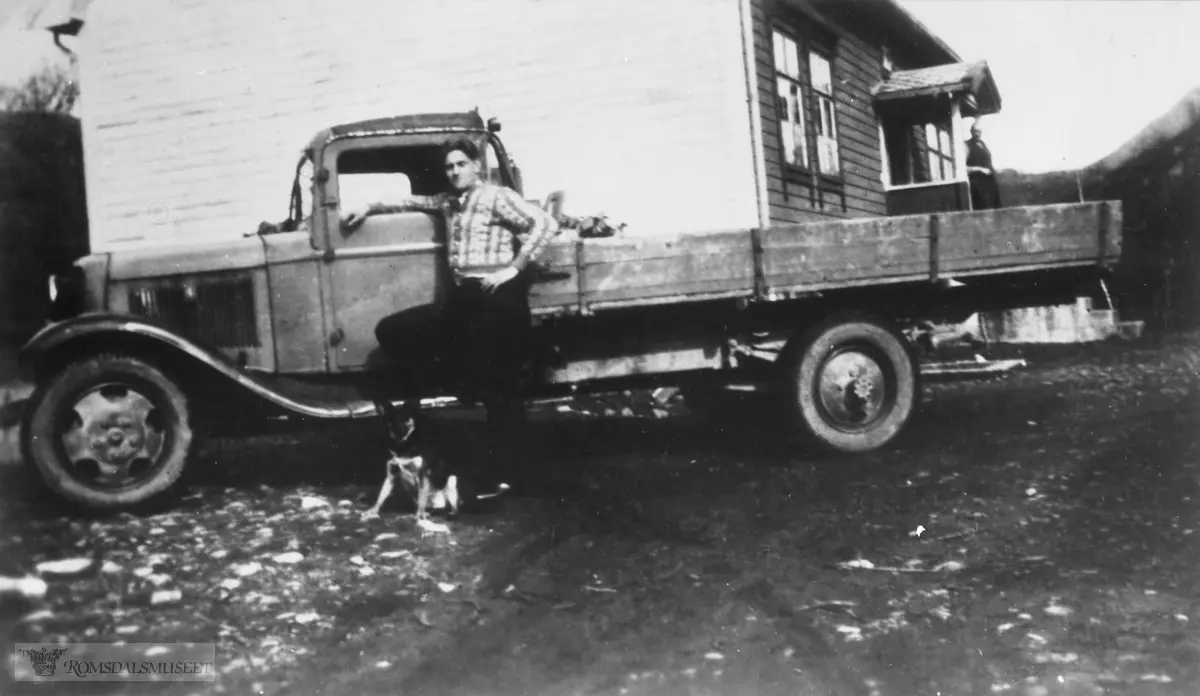 Knut Bakkemyr ved lastebilen 1944..Trolig Ford (Fordson) 1933-34.