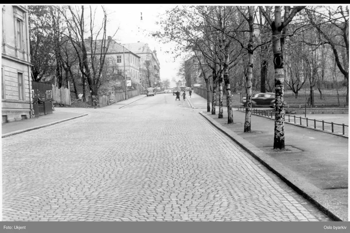 Parkveien (73) sett fra Reichweins gate forbi Observatoriegata opp mot KNA på høyre side og tomten til senere Oslo Handelsgym på venstre side. Ankerparken bak til høyre, nåværende Bervens Løkke foran.